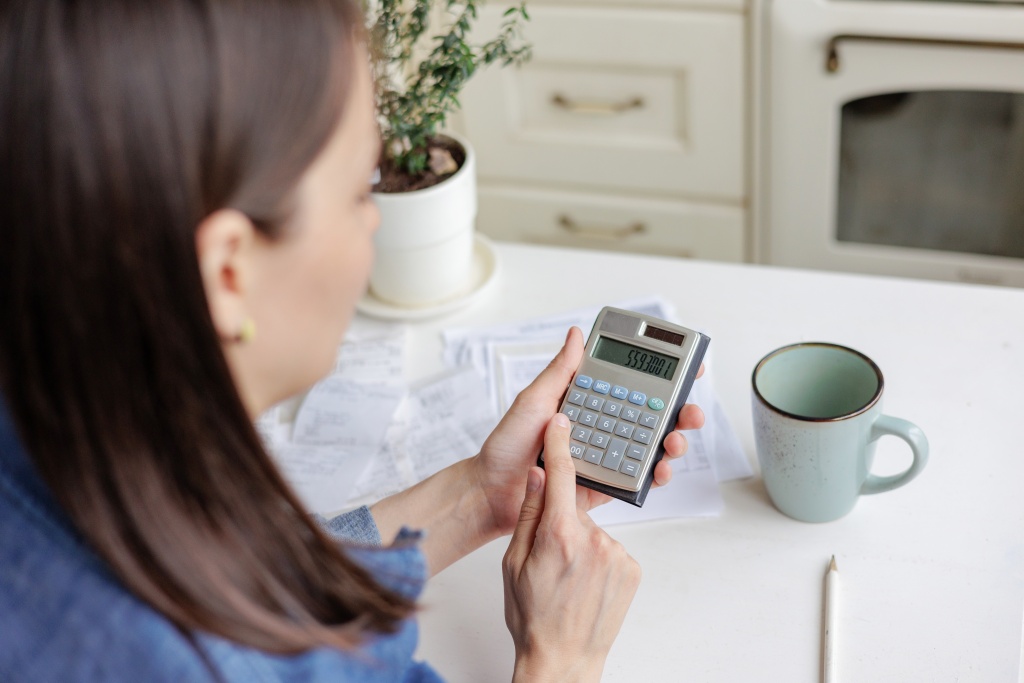 woman-pays-utility-bills-and-writes-checks-a-euro-2023-11-27-05-26-30-utc.jpg калькулятор